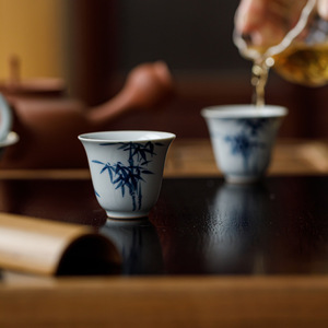 Taza de té de cerámica esmaltada antigua Guanlan, azul y blanca con diseño de bambú, estilo chino de alta gama, taza individual para degustación de té. - Product Image 2