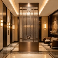 Paravent en métal capsule bronze brossé, cloison en verre texturé Art Déco, sur mesure pour hôtel