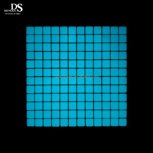 Azulejos fluorescentes cuadrados azules modernos para <span class=keywords><strong>piscina</strong></span>, vidrio de mosaico luminoso para Villa, piso de azulejo de <span class=keywords><strong>piscina</strong></span> que brilla en la oscuridad de cuerpo completo - Product Image 5