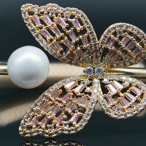 Bracciale Aperto con Gioiello a Farfalla in Oro Rosa e Zirconi, Bracciale in Rame Traforato con Perle, Braccialetti e Bangle Femminili - Product Image 1