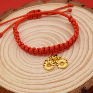 Accessoires pour animaux de compagnie en polyester rouge fait à la main mignon tissé paix serrure cloche chat collier écharpe pendentif Animal Photo accessoires pour chiens - Product Image 4