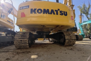 Excavadora de orugas KOMATSU de segunda mano, en buen estado, original de Japón, con ruedas de ruedas, Komatsu, a la venta - Product Image 3