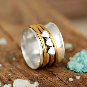 Anello Nuziale H265 con Motivo a Cuore in Argento, Anello Unisex di Fidanzamento con Incastonatura a Canale, Anelli alla Moda - Product Image 1