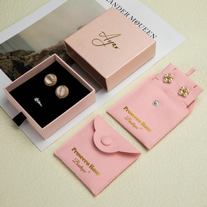Pochette à bijoux en microfibre rose avec bouton pour boucles d'oreilles et colliers - Ensemble d'emballage élégant - Product Image 1
