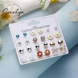 مجموعة جديدة شهرية عابرة للحدود من أقراط نسائية مرصعة من سبيكة مطلية كهربائياً، 12 زوجاً بتصاميم زهرة وقلب ونجمة وقمر مرصعة بالماس - Product Image 2