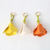 Gelaagde bloemblaadjes tasbedel 3D bloemendesign PU lederen bloemen sleutelhanger schattige felle tasbedels voor handtassen