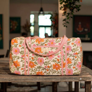 Sac de voyage en coton imprimé à la main avec motif floral orange, fabriqué en Inde, léger, écologique, portable et durable - Product Image 1