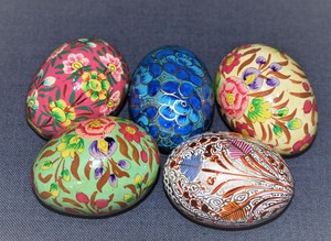 Colección de huevos de papel mache de Cachemira de alta calidad para una decoración elegante del hogar para ocasiones de Pascua - Product Image 3