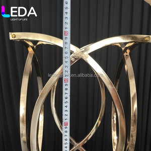 Centro de Mesa Dorado de Diseño Nuevo de Fábrica LEDA, Soporte de Flores Metálico Único para Decoración de Fiestas - Product Image 2