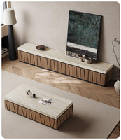 Ensemble meuble TV et table basse en texture travertin moderne, meubles de salon à panneaux cannelés triangulaires avec cadre en métal noir
