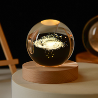 Moderno para el diseño de astronauta 3D LED Sistema Solar Luz de noche Suministro USB recargable Bola de cristal luminosa para la decoración del dormitorio del hogar