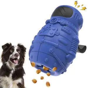 最高の販売多機能ペット宇宙飛行士形状天然ゴム耐久性のある食品漏れきしむディスペンサー2in1犬のおもちゃ