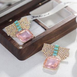 Pendientes de Lazo con Flores y Diamantes de Lujo, Diseño Profesional Personalizado, Chapados en Oro, para Mujer, Disponibles en Varios Colores - Product Image 4