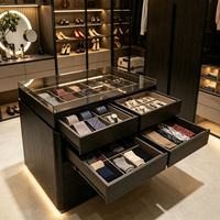 Armoire Walk-in en chêne blanc anti-traces de doigts ENF avec porte vitrée, îlot à bijoux et coiffeuse
