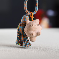 Figurine de chat en bois sculptée à la main avec petite clochette, statue de chaton en bois massif naturel, décoration de bureau, ornement artisanal en bois