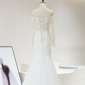 Robe de mariée sirène RL312 à épaules dénudées, col bateau, longue, inspirée de la plage, avec broderies florales en dentelle et appliques de cristaux - Product Image 4