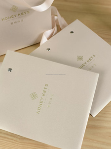 Sac cadeau en papier imprimé avec logo personnalisé pour vêtements, cosmétiques et parfums Prix d'usine avec poignée en ruban - Product Image 2