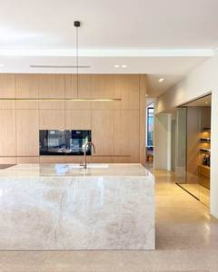 Armoire de cuisine minimaliste de style japonais CBMmart, finition en placage de chêne blanc avec <span class=keywords><strong>pierre</strong></span> naturelle Taj Mahal - Product Image 1