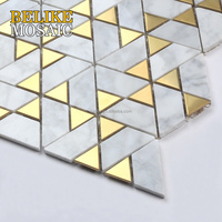 Carrelage mural triangulaire en acier inoxydable et mosaïque de marbre, design mural intérieur, ambiance luxueuse et ornementée, décoration pour la maison et le commerce