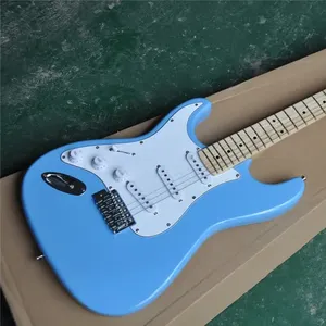 Gitar listrik bodi biru tangan kiri dengan pickup SSS Pickguard putih, perangkat keras krom papan fret Maple