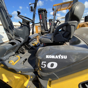 รถยกดีเซล Komatsu FD50 มือสอง ความจุ 3000-6000 มม. ความสูงยกได้ดีเยี่ยม สภาพการทำงานเยี่ยม คุณภาพสูงสุด - Product Image 1
