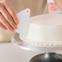 Petits outils de pâtisserie : spatule à crème en plastique, spatule à gâteau trapézoïdale, spatule à nouilles de riz semi-circulaire transparente et souple, compatible lave-vaisselle
