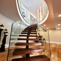 Escalier ouvert à marches courbes, poutre arquée sans montants, design moderne ouvert, escalier intérieur de villa