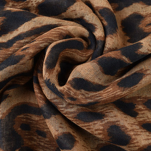 <span class=keywords><strong>Sciarpa</strong></span> in Seta Balinese di Alta Qualità per Donne, Leggera e Traspirante con Motivo Leopardato Stampato, Ideale per Viaggi e Primavera - Product Image 3