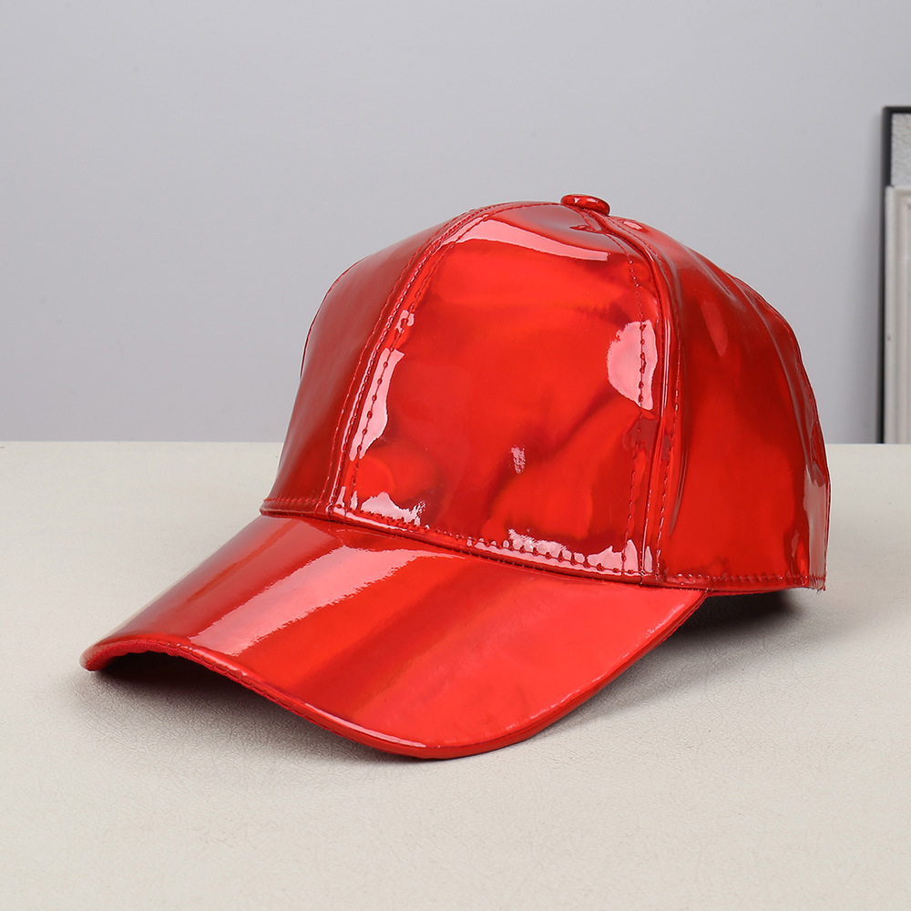 Aleros curvos y rojo brillante.