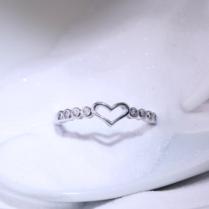 Anello a forma di cuore per donna, anello minimalista alla moda per l'indice, con pietra scintillante, accessorio gioiello per tutti i giorni - Product Image 4