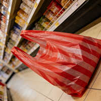 Rot-Weiß Gestreifte PE-Weste Plastiktüte, Einweg-Supermarkt-Einkaufstasche im T-Shirt-Stil