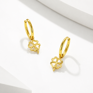 Boucles d'oreilles créoles pendantes trèfle à quatre feuilles en acier inoxydable plaqué or 14K sous vide avec breloque cœur ouvert - Product Image 1