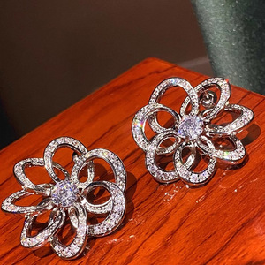 Orecchini a Perno con Motivo Floreale per Donne, Design Elegante Intarsiato, Gioielli per Orecchie alla Moda - Product Image 5
