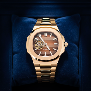 Reloj Mecánico Automático de Acero Inoxidable con Diseño Cuadrado Discreto en Oro, Cierre de Mariposa y Detalles Calados - Product Image 1