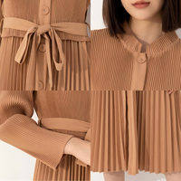 Nouvelle robe mi-longue plissée Miyake à col montant pour femme, manches longues, taille nouée, coupe trapèze, décontractée, pour le bureau, avec boutons décoratifs