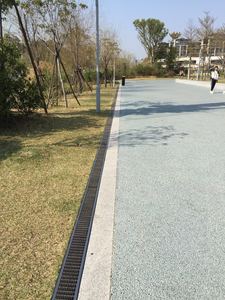 Série complète EN1433 de caniveaux de drainage en béton polymère, grilles en fonte ductile et en acier inoxydable pour projets municipaux et commerciaux - Product Image 3