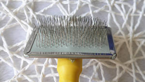 Manico in plastica morbido curvo in acciaio inox aghi a basso prezzo semplice Pet Dog cagnolino animale toelettatura spazzola per toelettatura - Product Image 4