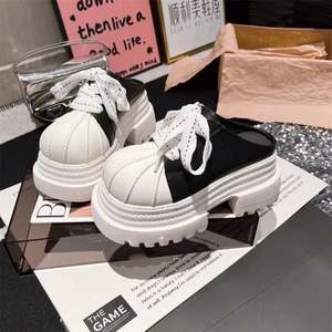 Mocasines de moda para mujer con plataforma gruesa y tiras, zuecos elegantes de cuero con suela de goma y tiras decorativas - Product Image 2