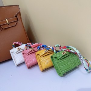 Mini <span class=keywords><strong>Kelly</strong></span> Bag Charm con Patrón de Cocodrilo, de Cuero Sintético PU, Hecho a Mano, Adorable Colgante de Bolso en Miniatura, Llavero de Coche de Alta Gama - Product Image 2