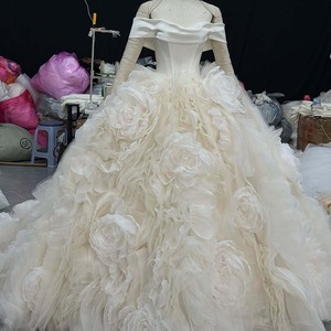 Vestido de Novia Romántico Jancember Hz003, Color Marfil, Cuello Plegado, Corpiño Liso, con Rosas 3D Hechas a Mano - Product Image 2