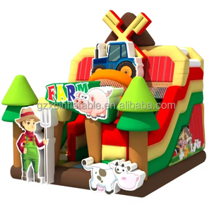 I bambini giocano all'aperto e al chiuso presso la fattoria con castelli di rimbalzo elevati e scivoli gonfiabili - Product Image 4