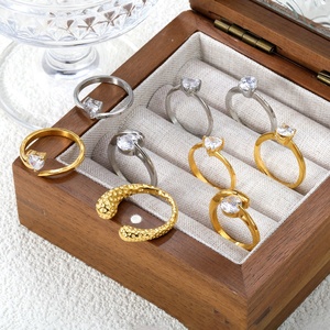 Vente en gros de bagues ouvertes asymétriques à motif de marteau rétro, géométriques, en acier inoxydable plaqué or 18 carats, avec zircon, pour femmes - Product Image 1