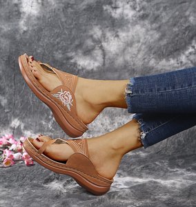 Chanclas de verano de alta calidad para mujer, sandalias de moda para mujer, zapatos de bomba, Sandalias planas transpirables con plataforma de playa, fábrica de China - Product Image 5