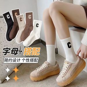Chaussettes mi-mollet côtelées pour femme avec lettre C, en mélange de coton respirant, idéales pour le sport en automne et en hiver - Product Image 5