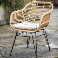 Ensemble de table et de chaises de salle à manger et de salon d'extérieur moderne avec cadre en aluminium et rotin PE durable pour une utilisation en café, sur balcon