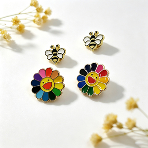 Pin de solapa de esmalte suave con diseño de girasol colorido, insignia de metal de aleación de zinc, broche decorativo personalizado con flor linda para mochila - Product Image 2