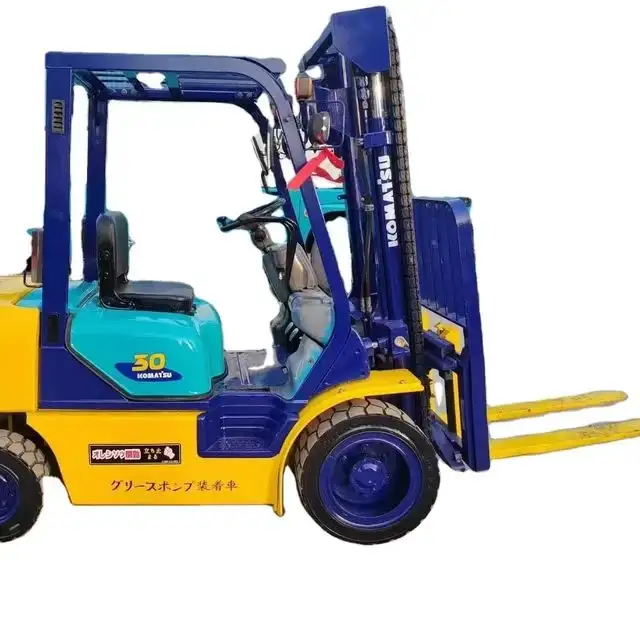 Sử dụng máy móc và thiết bị xây dựng sử dụng xe nâng thương hiệu KOMATSU xe nâng