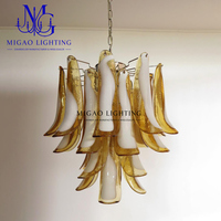 Lustre vintage médiéval français, suspension artisanale en verre de Murano dégradé ambre-blanc en forme de fer à cheval pour villa, hôtel boutique, maison