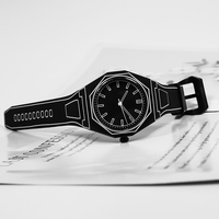 Montre-bracelet à quartz octogonale en silicone au design unique pour homme avec logo personnalisé Montre étanche sport polycarbonate pour homme à la mode
