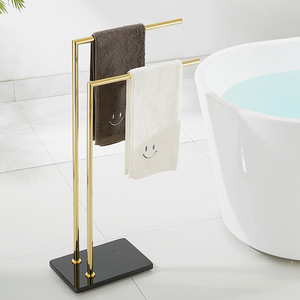 Porte-serviettes sur pied avec base en marbre doré et double barre pour la zone de la baignoire - Product Image 1